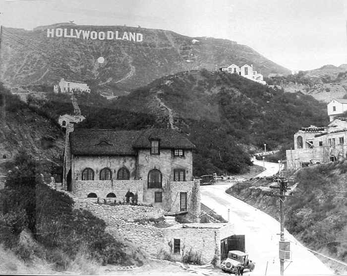 Оригиналната табела Hollywoodland. Изглед от долината през средата на 20те Оригиналната табела Hollywoodland. Изглед от долината през средата на 20те